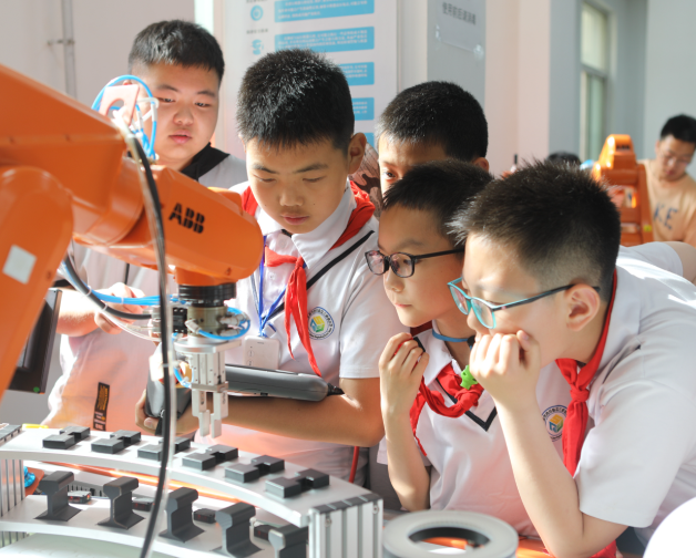 校园应着力打造一支契合层次教育要求的高水平双师型教师团队 校园应着力打造一支契合层次教育要求的高水平双师型教师团队