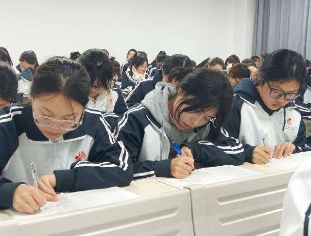 实践层面看学生理论首先面临着自我教育功用发挥缺少的难题 实践层面看学生理论首先面临着自我教育功用发挥缺少的难题