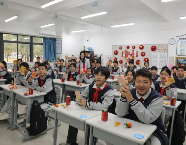 小小礼仪引导员们热心迎接同学们归来大家手持绿色心愿卡 小小礼仪引导员们热心迎接同学们归来大家手持绿色心愿卡