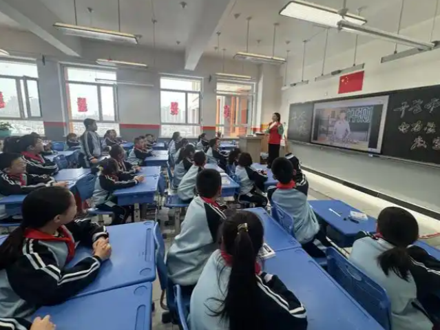 小小礼仪引导员们热心迎接同学们归来大家手持绿色心愿卡 小小礼仪引导员们热心迎接同学们归来大家手持绿色心愿卡