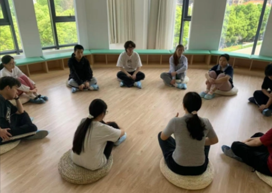 将健康理念融入日常管理用心用情守护每一位学生的健康生长 将健康理念融入日常管理用心用情守护每一位学生的健康生长