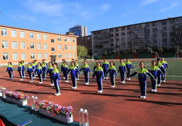 学生动得开玩得尽兴锻炼刚性保障责任教育阶段每天1节体育课 学生动得开玩得尽兴锻炼刚性保障责任教育阶段每天1节体育课